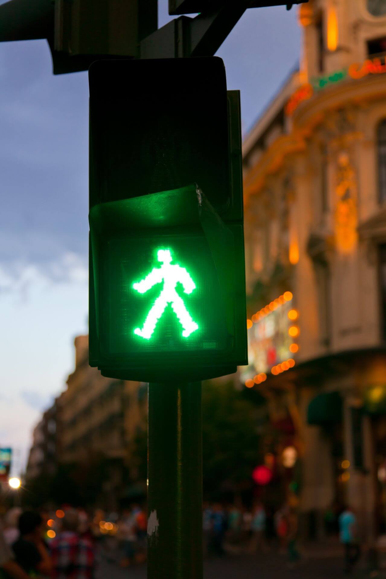 Зеленый человек на светофоре